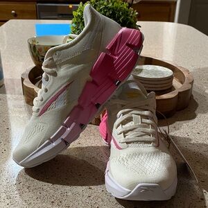 NWT Reebok LuxComfort Women's White and Pink Sneakers